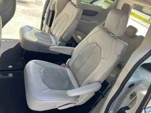Used 2021 Chrysler Pacifica Touring-L FWD image 8