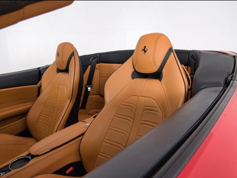 Used 2017 Ferrari California T image 13
