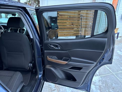 Used 2018 GMC Acadia SLE image 28