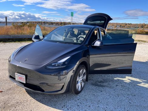 Used 2024 Tesla Model Y Long Range image 14