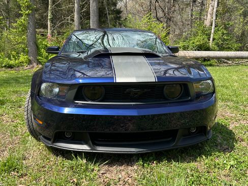 Used 2010 Ford Mustang GT image 1