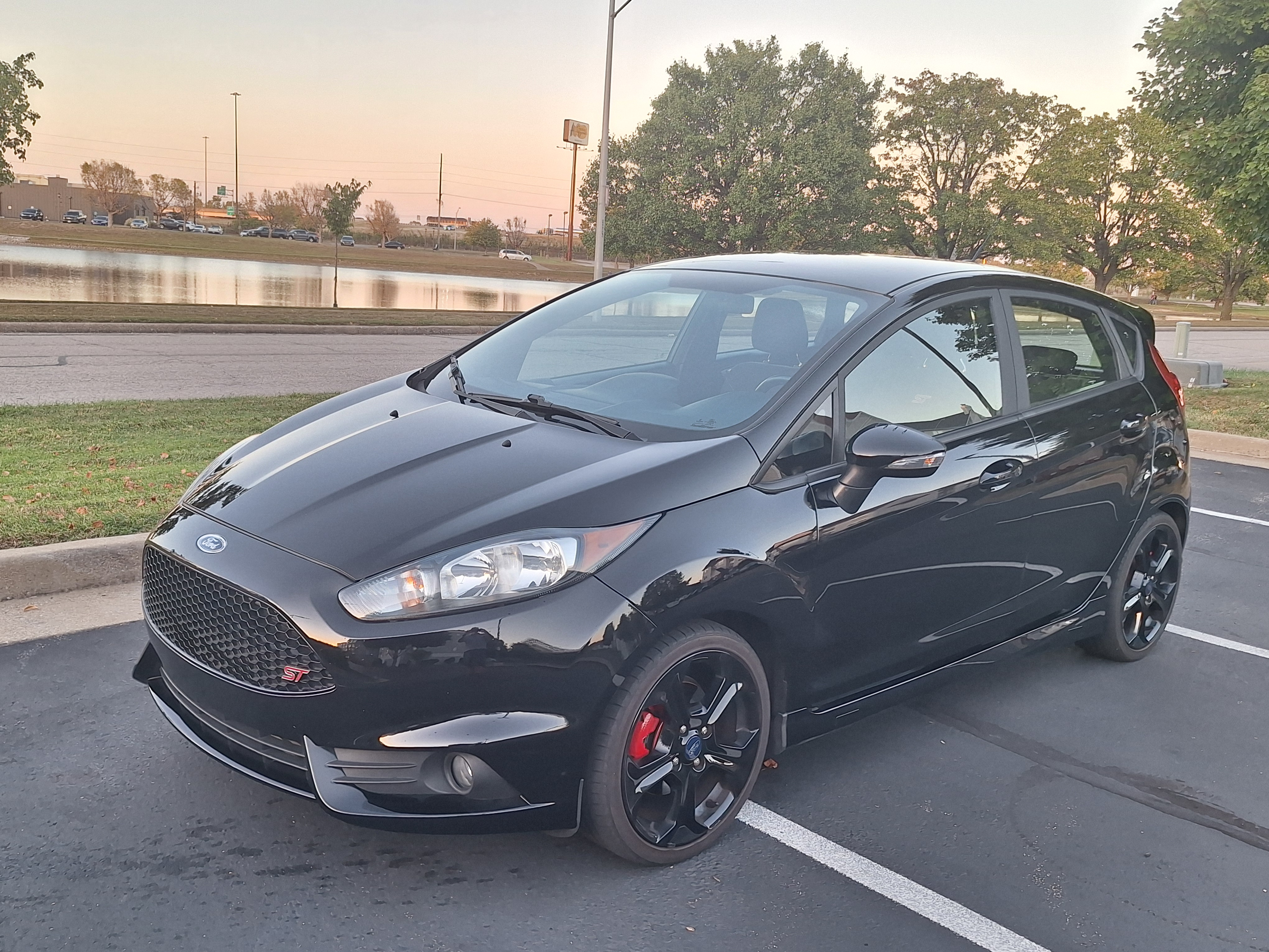Used 2016 Ford Fiesta ST FWD image 1