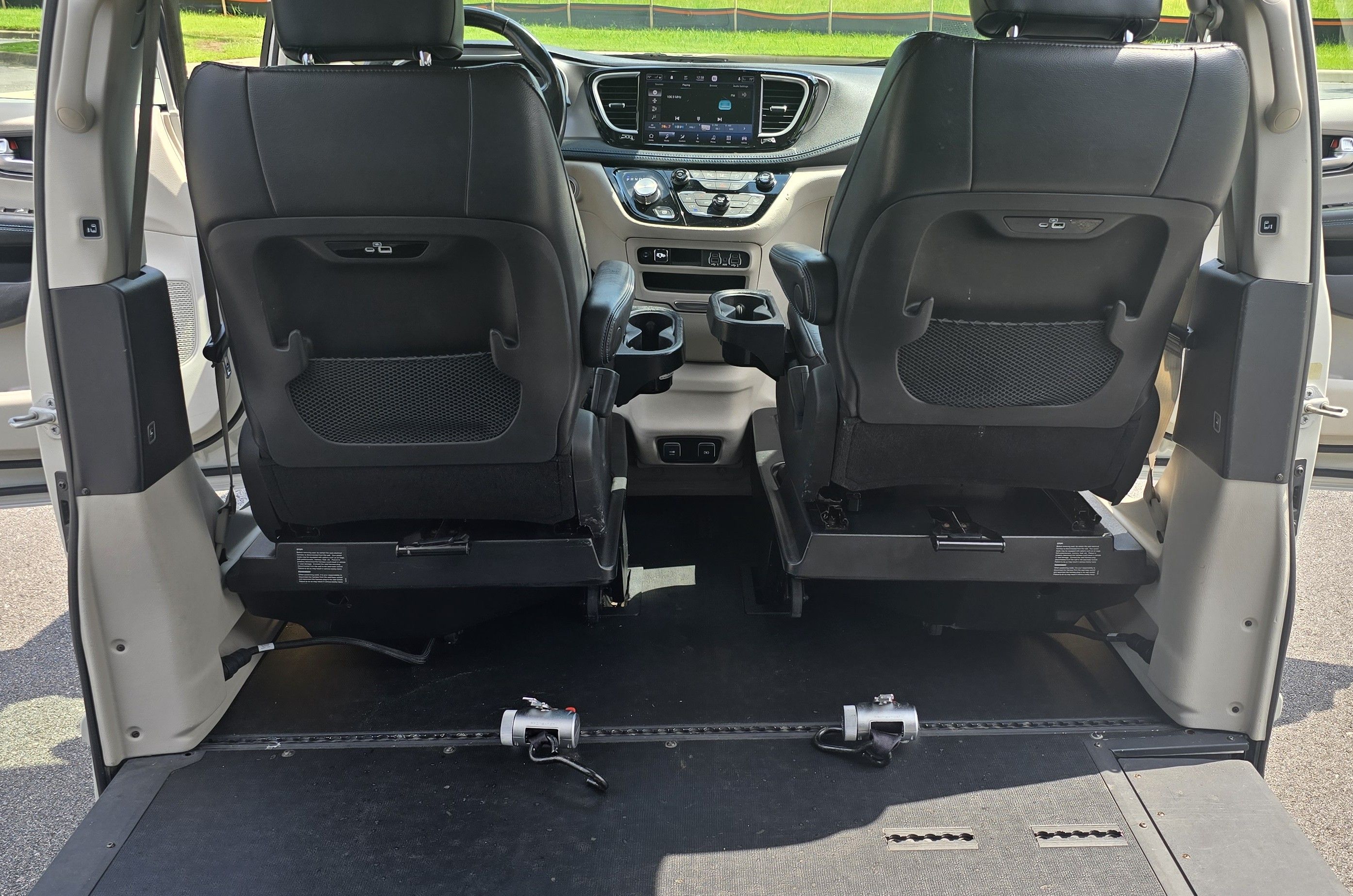 Used 2021 Chrysler Pacifica Touring-L w/ Premium & Safety Sphere Group FWD image 16