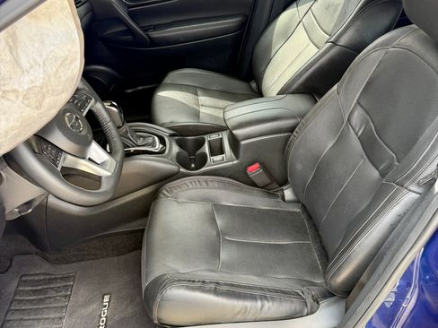 Used 2018 Nissan Rogue SL w/ Premium Package image 4