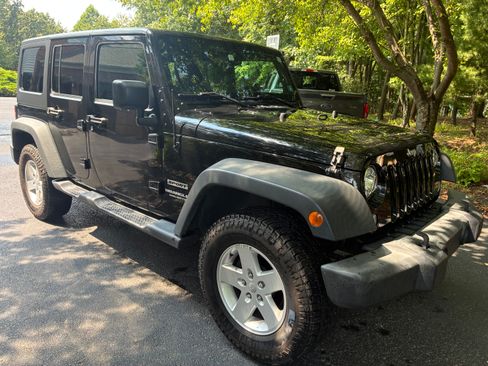 Used 2017 Jeep Wrangler Unlimited Sport w/ Quick Order Package 24S AWD/4WD image 4