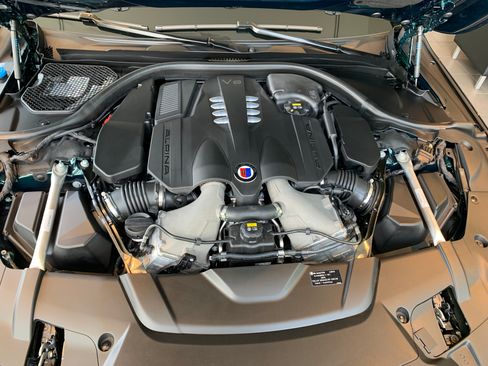 Used 2022 BMW ALPINA B7 xDrive w/ Luxury Rear Seating Package image 4