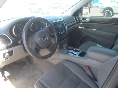 Used 2011 Jeep Grand Cherokee Laredo image 6