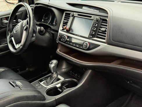 Used 2017 Toyota Highlander XLE image 11