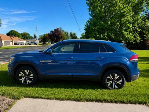 Used 2025 Volkswagen Atlas Cross Sport SE AWD/4WD image 2