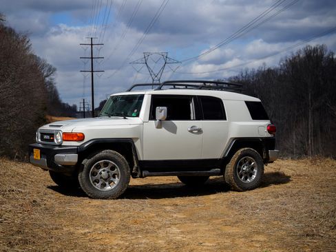 Used 2012 Toyota FJ Cruiser Sport Utility 2D w/ Upgrade Pkg image 11