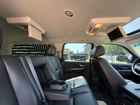 Used 2014 Chevrolet Suburban LT w/ Luxury Package AWD/4WD image 23
