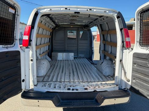Used 2017 GMC Savana 2500 Van 3D image 17