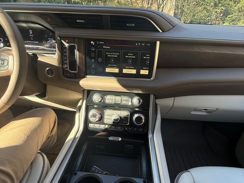 Used 2024 GMC Yukon XL Denali w/ Advanced Technology Package image 28