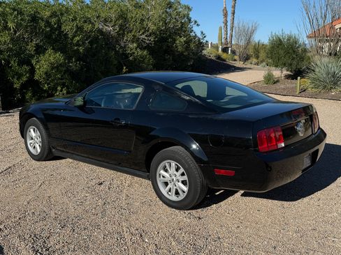 Used 2005 Ford Mustang Coupe image 2