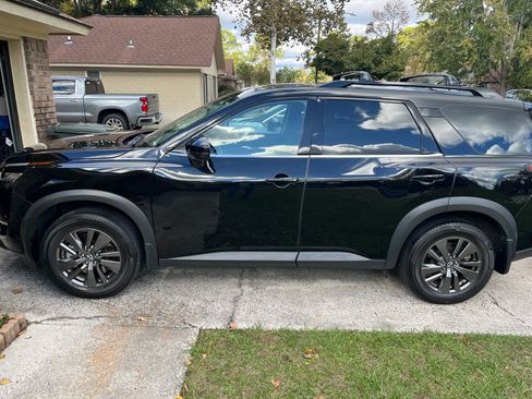 Used 2022 Nissan Pathfinder SV w/ SV Premium Package image 2