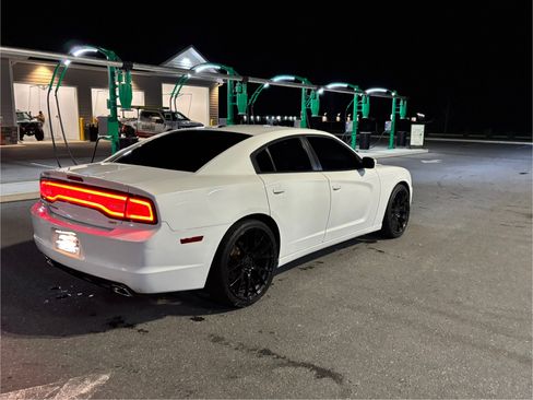 Used 2014 Dodge Charger SXT image 11