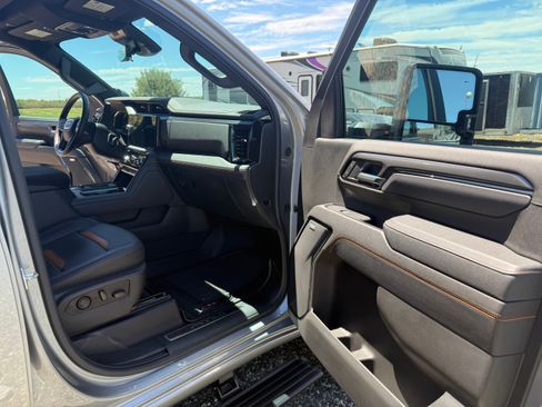Used 2025 GMC Sierra 2500 AT4 w/ AT4 Premium Plus Package AWD/4WD image 9