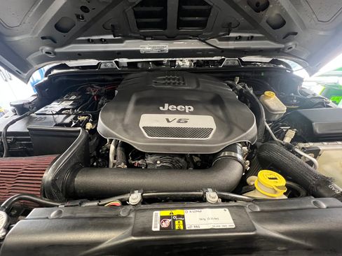 Used 2016 Jeep Wrangler Unlimited Rubicon w/ Connectivity Group image 5