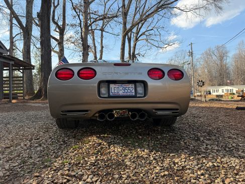 Used 2000 Chevrolet Corvette Coupe w/ Roof Pkg image 2