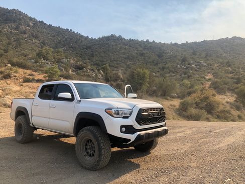 Used 2019 Toyota Tacoma TRD Off-Road AWD/4WD image 12