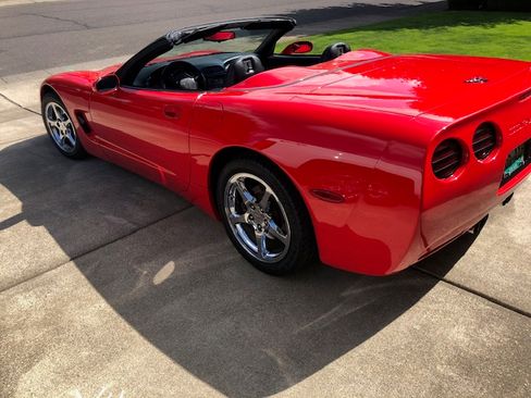 Used 1999 Chevrolet Corvette Convertible w/ Memory Pkg RWD image 2