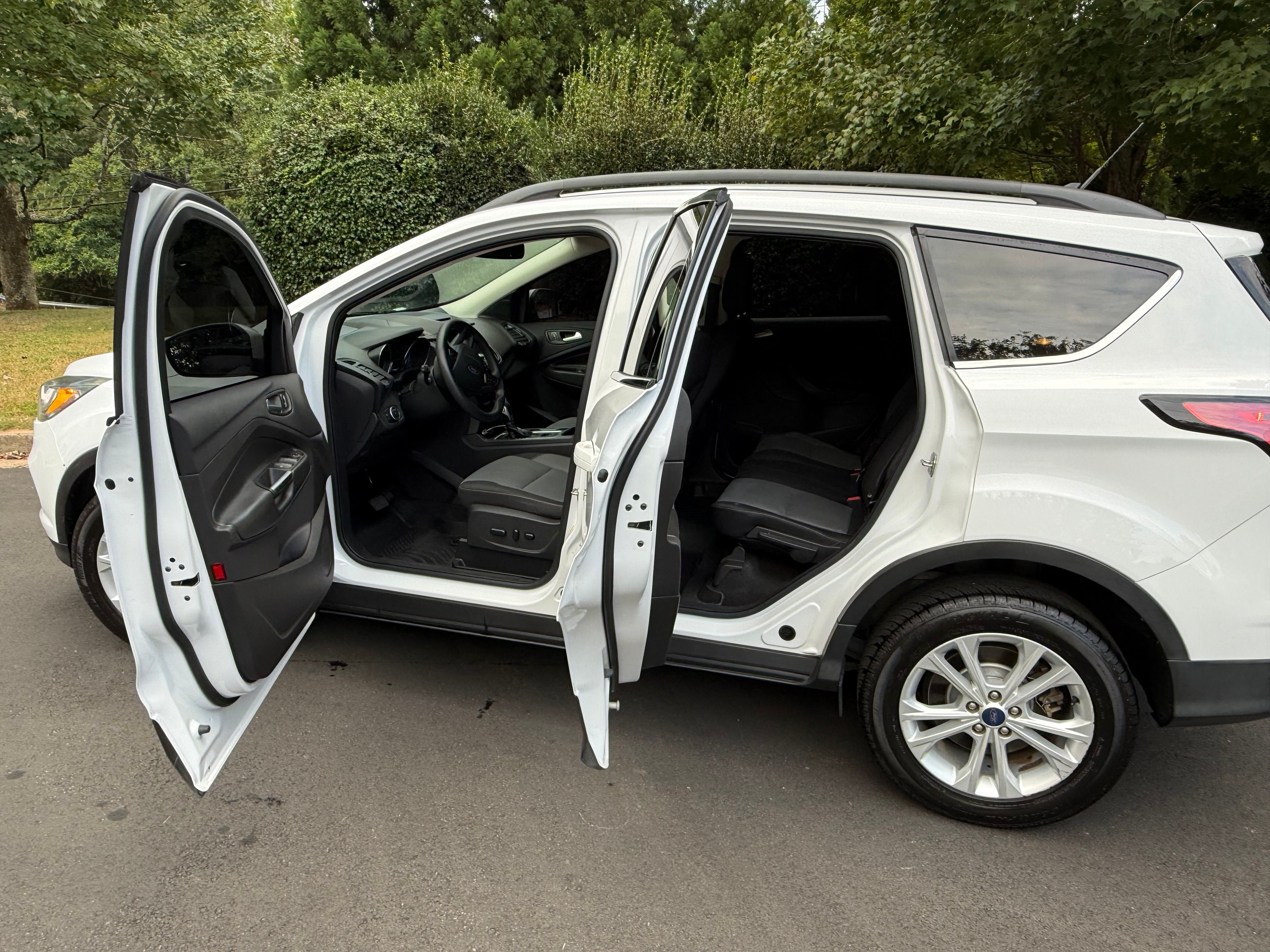 Used 2018 Ford Escape SE w/ Ford Safe & Smart Package FWD image 10