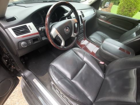 Used 2007 Cadillac Escalade AWD w/ Information Package image 10