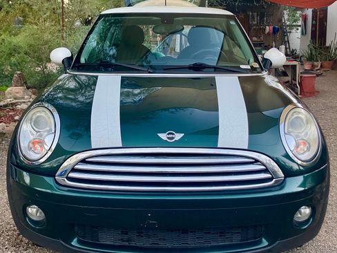 Used 2010 MINI Cooper Hardtop image 2