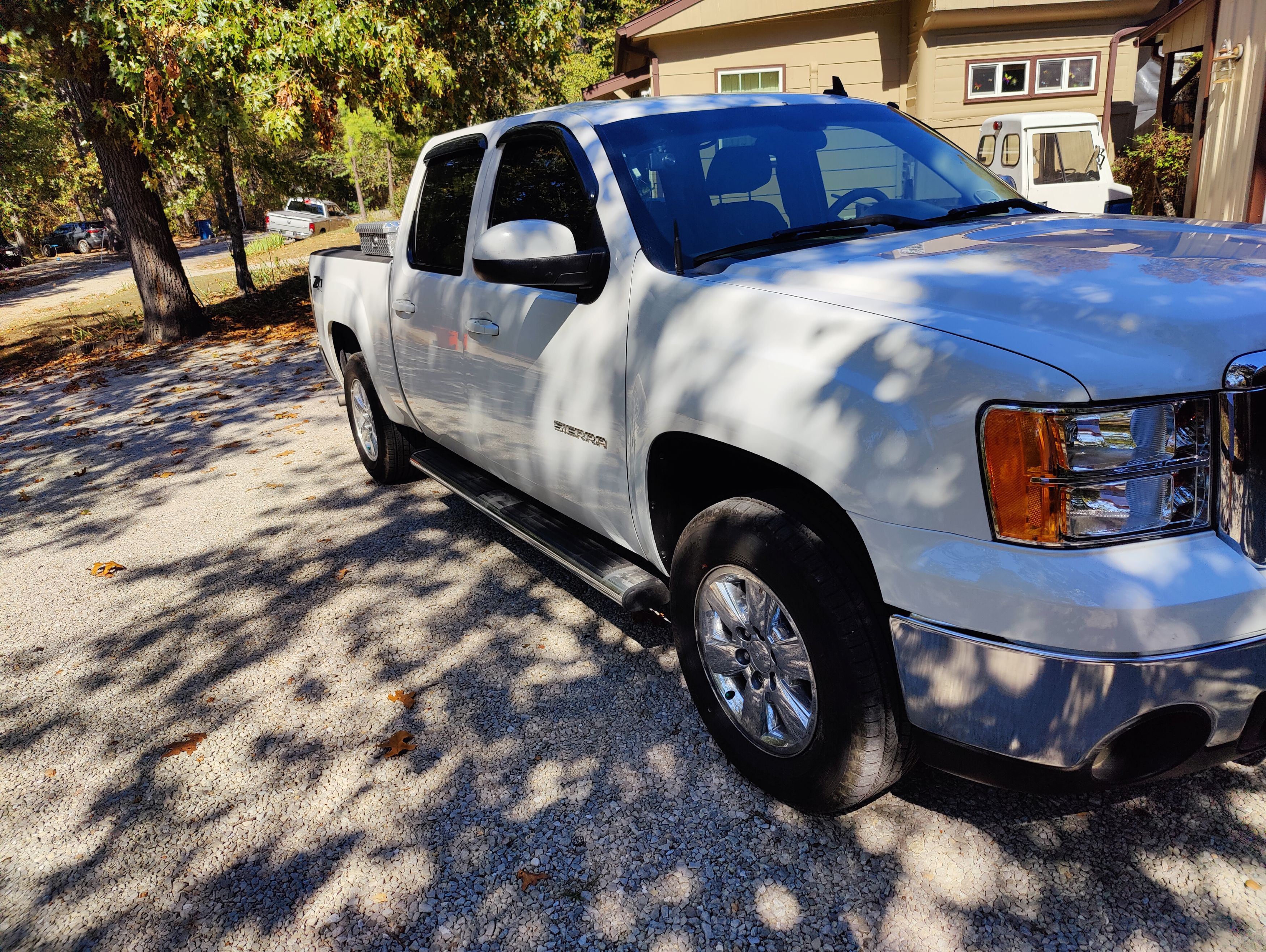 Used 2012 GMC Sierra 1500 SLT w/ SLT Convenience Package AWD/4WD image 2