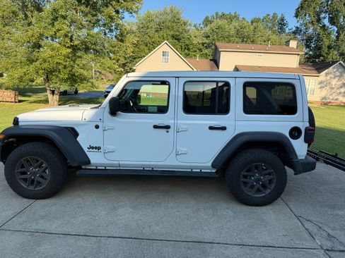 Used 2024 Jeep Wrangler Unlimited Sport AWD/4WD image 4