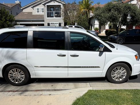 Used 2015 Chrysler Town & Country Limited image 1