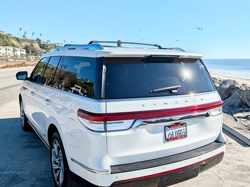 Used 2022 Lincoln Navigator Reserve image 2