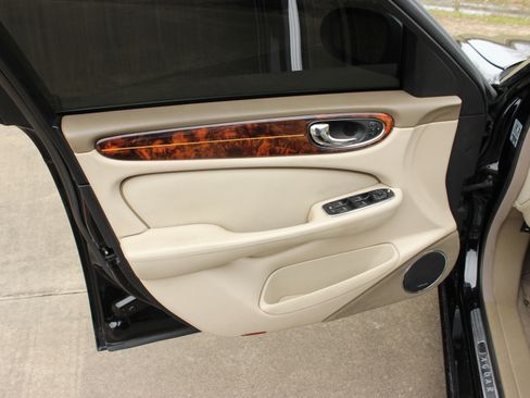 Used 2004 Jaguar XJ8 image 19