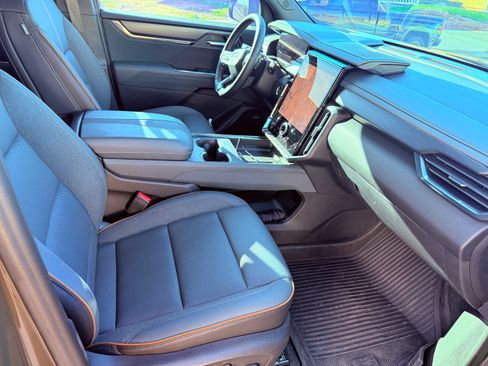 Used 2024 GMC Acadia AT4 w/ Luxury Package image 10