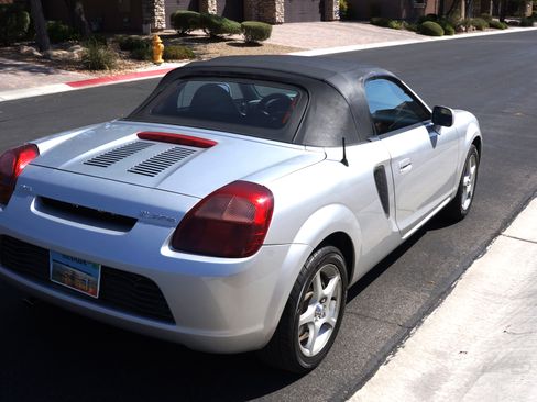 Used 2002 Toyota MR2 image 9