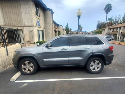 Used 2013 Jeep Grand Cherokee Limited w/ Advance Technology Group AWD/4WD image 1
