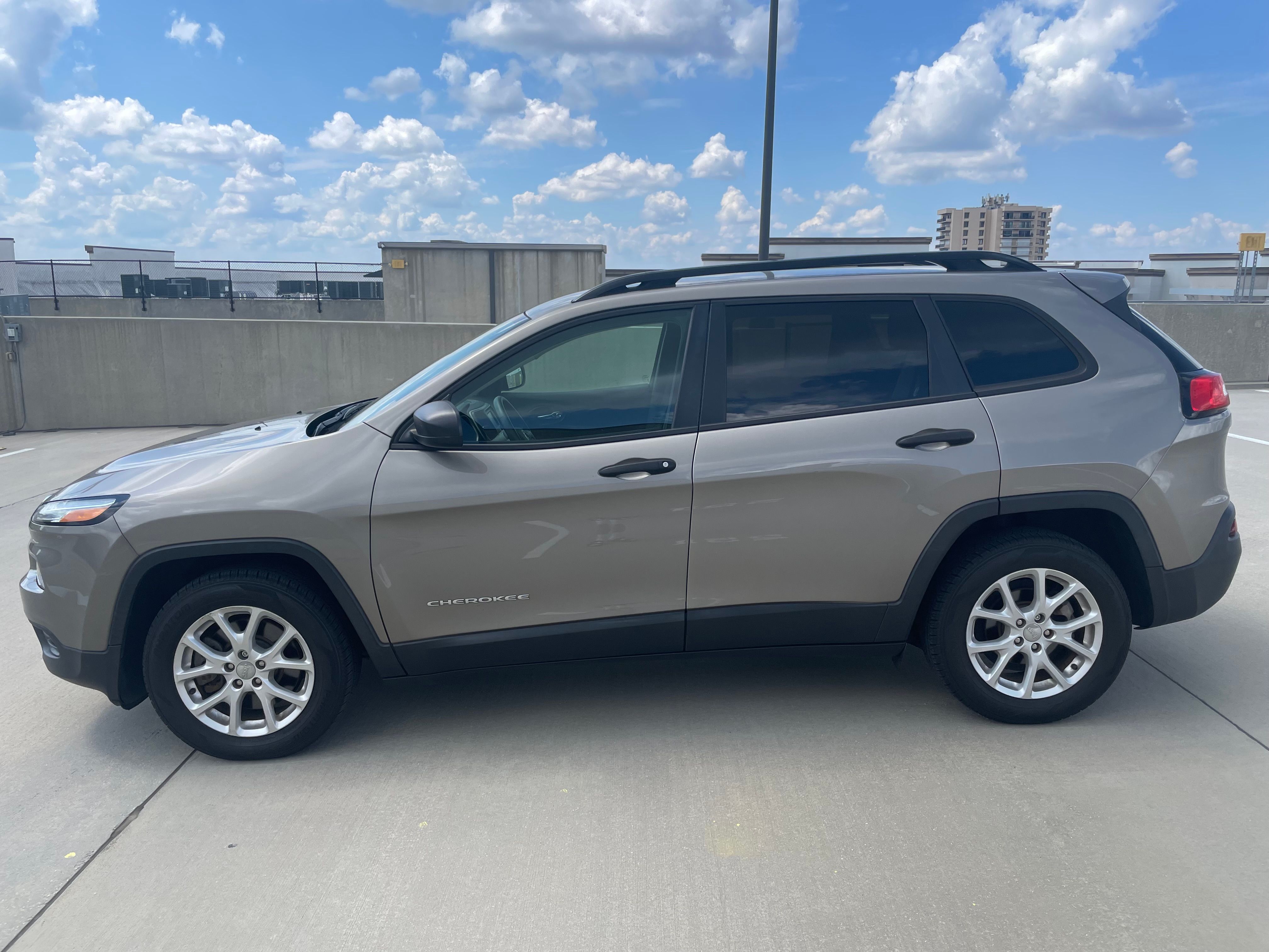 Used 2017 Jeep Cherokee Sport FWD image 6