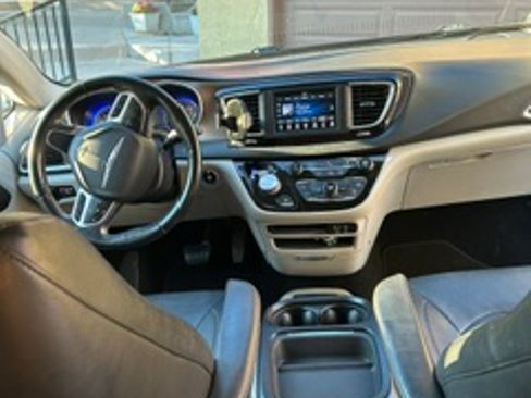 Used 2019 Chrysler Pacifica Touring-L FWD image 14