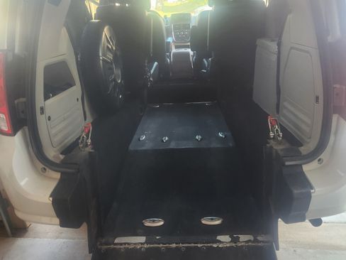 Used 2017 Dodge Grand Caravan SXT image 4