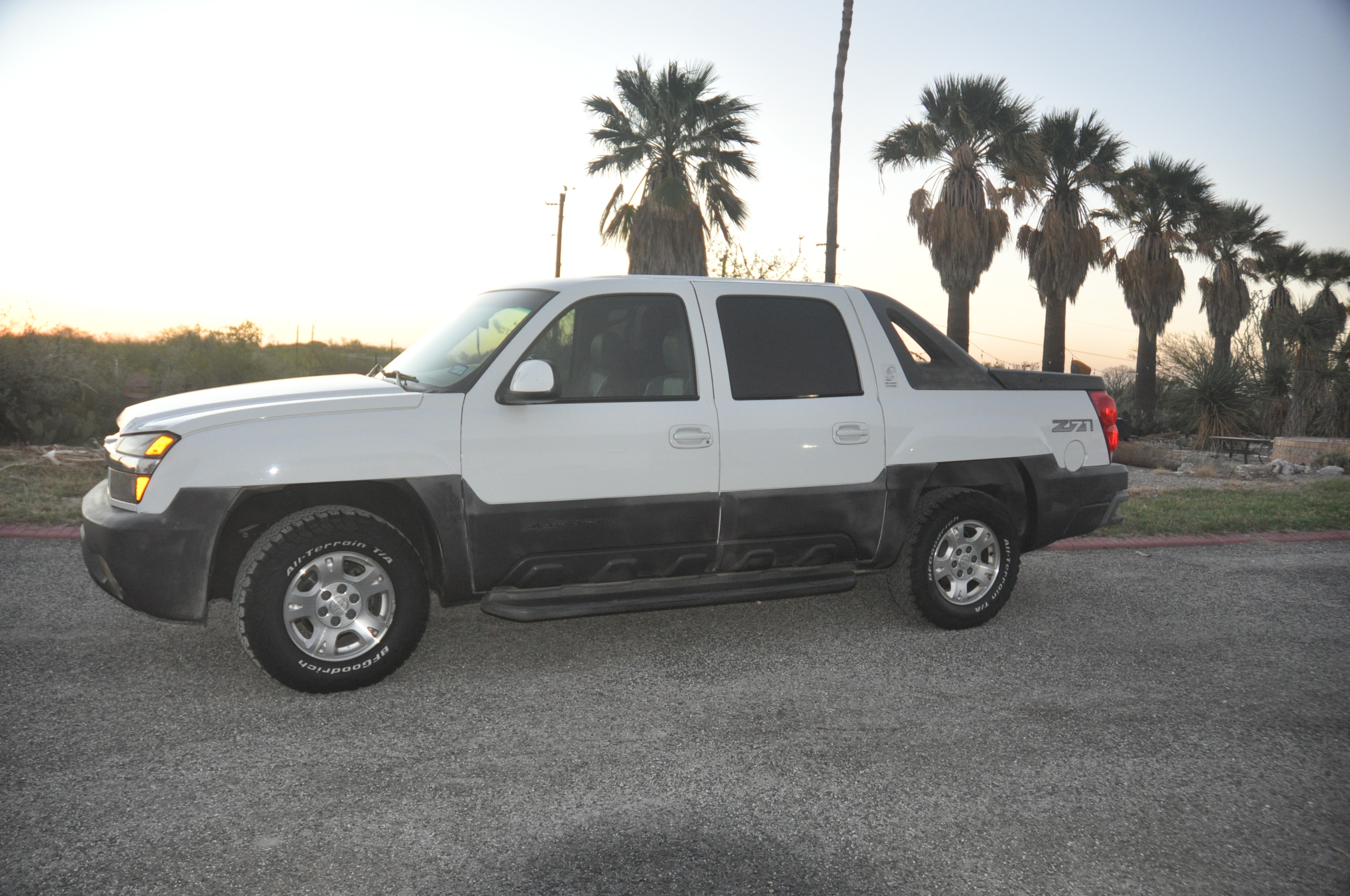 Used 2003 Chevrolet Avalanche 4x4 w/ Suspension Package, Off-Road image 1