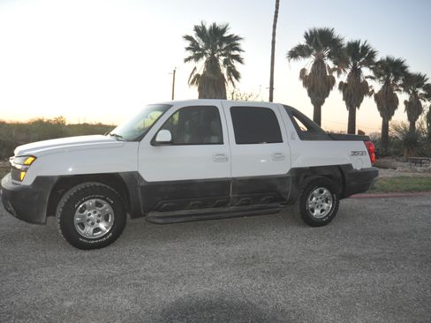 Used 2003 Chevrolet Avalanche 4x4 w/ Suspension Package, Off-Road image 1