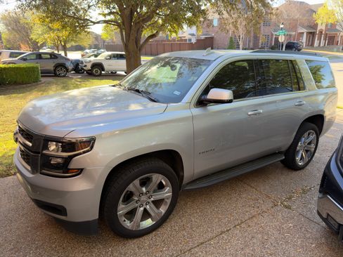 Used 2019 Chevrolet Tahoe LT w/ Luxury Package RWD image 1
