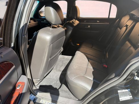 Used 2008 Lincoln Town Car Signature Limited image 14