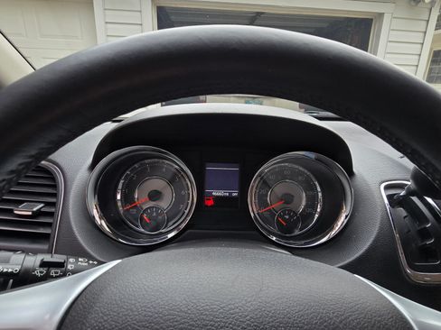 Used 2013 Chrysler Town & Country Touring-L w/ Driver Convenience Group image 11