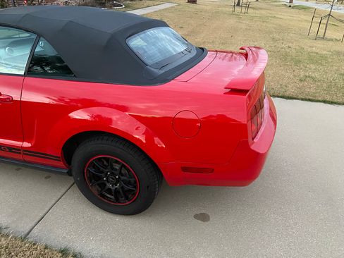 Used 2005 Ford Mustang Deluxe Convertible image 9