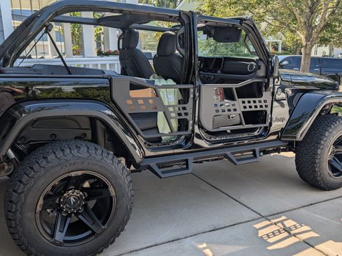 Used 2025 Jeep Wrangler Unlimited Sahara AWD/4WD image 8