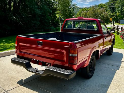 Used 1994 Toyota Pickup 2WD Regular Cab image 4