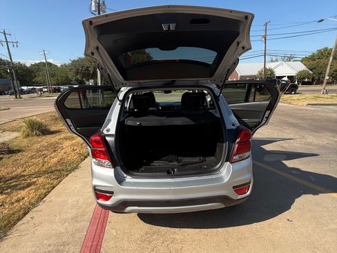 Used 2020 Chevrolet Trax LT w/ LT Convenience Package FWD image 6