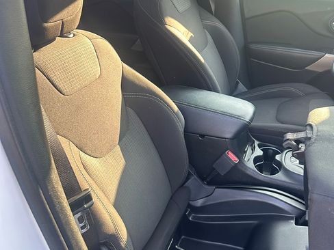 Used 2017 Jeep Cherokee Latitude w/ Comfort/Convenience Group AWD/4WD image 8