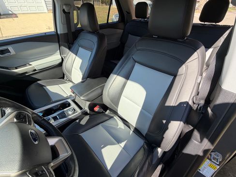 Used 2022 Ford Explorer XLT w/ Equipment Group 202A image 25